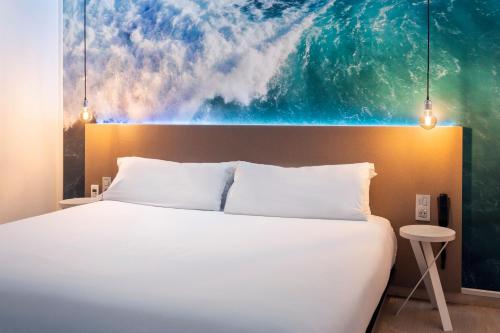 Säng eller sängar i ett rum på B&B HOTEL Donostia Aeropuerto