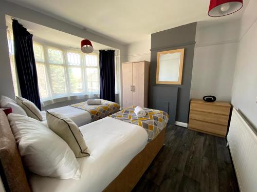 Gallery image of Exton House -Huku Kwetu 4 Bedroom House- Luton Airport - Group Accommodation - up to 7 people in Luton