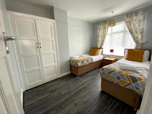 Exton House -Huku Kwetu 4 Bedroom House- Luton Airport - Group Accommodation - up to 7 peopleにあるベッド