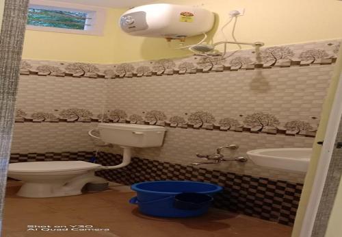 bagno con servizi igienici e lavandino di Aashikha Farm House a Pondicherry
