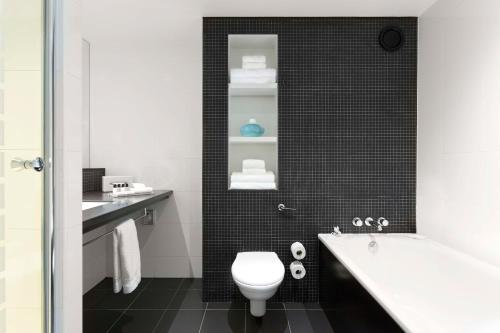 Un baño de Crowne Plaza London - Docklands by IHG