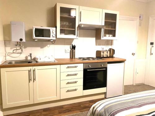 Dapur atau dapur kecil di Seaford Lodge Apartments