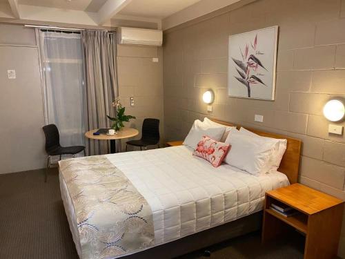 Кровать или кровати в номере Apollo Motel Parkes