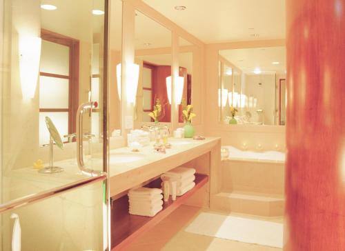 Salle de bains dans l'établissement Taj Campton Place