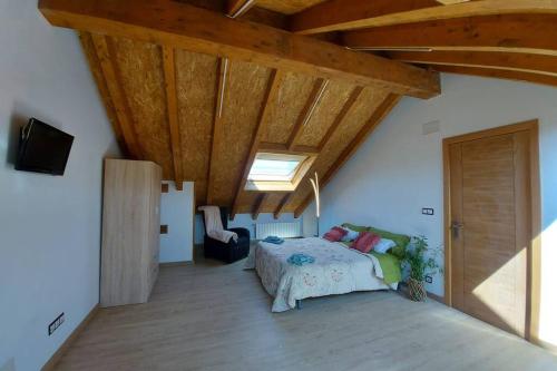 a bedroom with a bed and a wooden ceiling at El mirador del Valle in Obregón