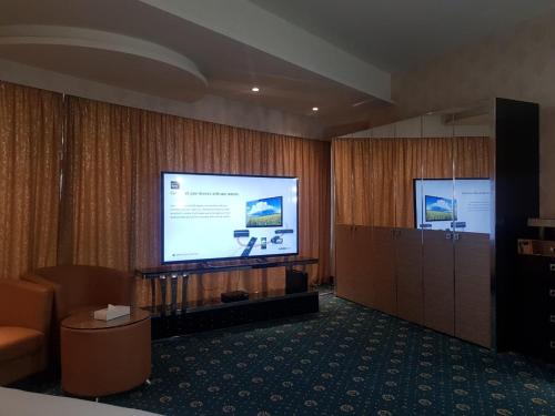 Panorama Hotel and Spaにあるテレビまたはエンターテインメントセンター
