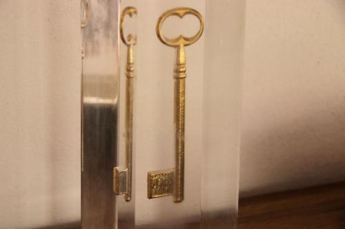a pair of gold door handles on a wall at Case di Berto in Capo Vaticano