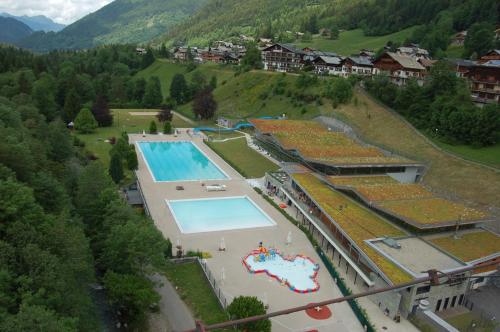 une vue aérienne d'un complexe avec piscine dans l'établissement Just Morzine - Apartment Luna, à Morzine