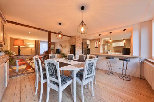 une cuisine et une salle à manger avec une table et des chaises dans l'établissement Au nid douillet, à Metzeral