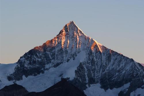 Pemandangan gunung umum atau pemandangan gunung yang diambil dari asrama