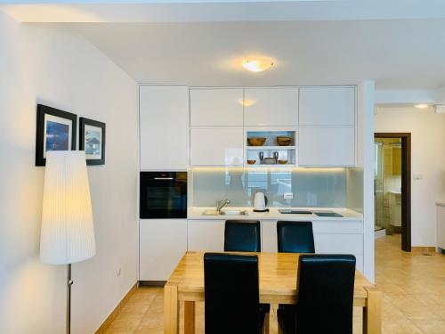 Η κουζίνα ή μικρή κουζίνα στο Kotor Muo Apartments C3