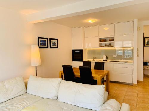 Η κουζίνα ή μικρή κουζίνα στο Kotor Muo Apartments C3
