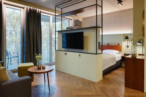 ein Schlafzimmer mit einem Bett und einem TV in einem Zimmer in der Unterkunft Downtown Apartments Mitte-Wedding in Berlin