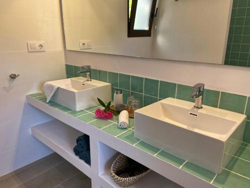 a bathroom with two sinks and a mirror at Villa Mi Sueño - Pool⎜BBQgrill⎜Fast Internet⎜Workspace in Benissa