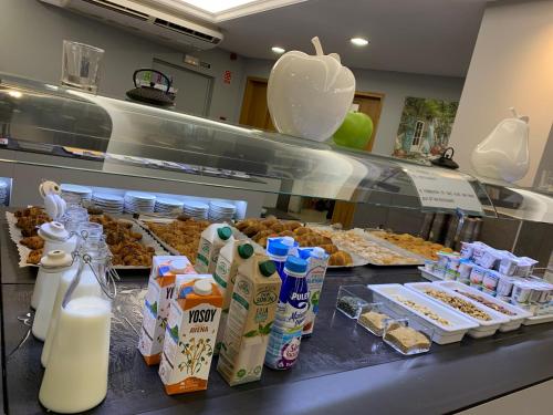 una linea a buffet con latte e altri prodotti alimentari di Hotel Bon Repos a Calella