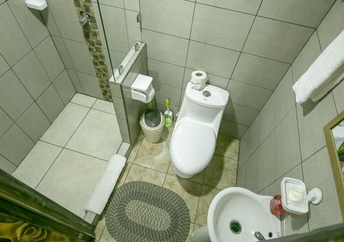 a bathroom with a toilet and a bidet at Cabañas Río Escondido en La Fortuna in Fortuna