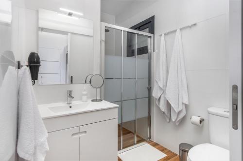 uma casa de banho branca com um lavatório e um chuveiro em Relax View no Funchal