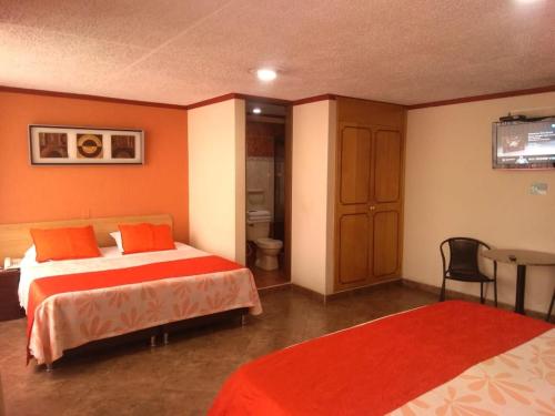 Кровать или кровати в номере Hoteles Bogotá Inn Galerías