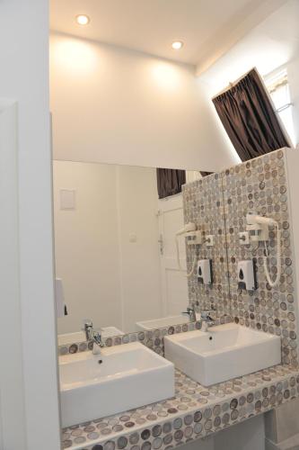 Baño con 2 lavabos y espejo en Flamingo en Split