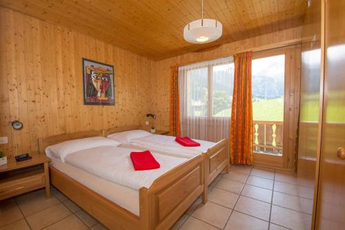 Un dormitorio con una cama con almohadas rojas. en Chalet Falki, en Adelboden