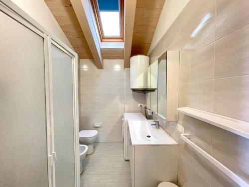 a bathroom with a sink and a toilet at Residence Treporti - Carraro Immobiliare - Family Apartments in Cavallino-Treporti