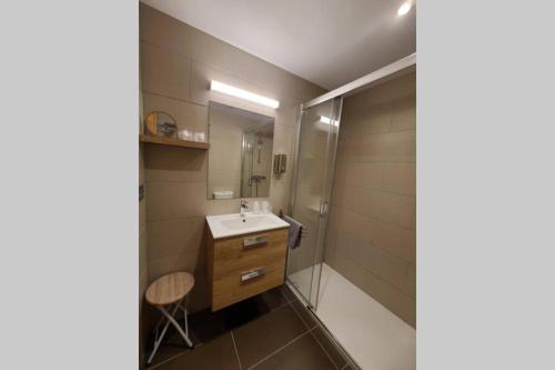 La salle de bains est pourvue d'un lavabo et d'une douche. dans l'établissement Apartamento frente telecabina Vallnord - Bike park 641, à La Massana