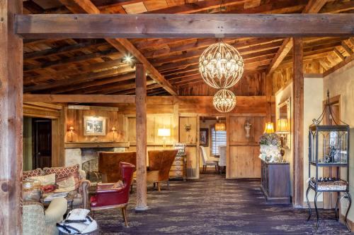 un soggiorno con soffitti in legno e lampadario pendente di The Inn at Leola Village, a Historic Hotel of America a Lancaster