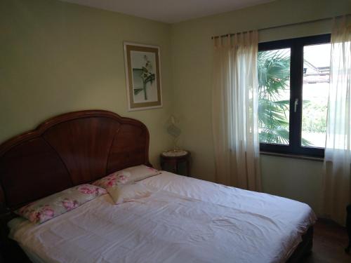 1 cama en un dormitorio con ventana y colcha en Ferienhaus Gerda, en Friesenheim