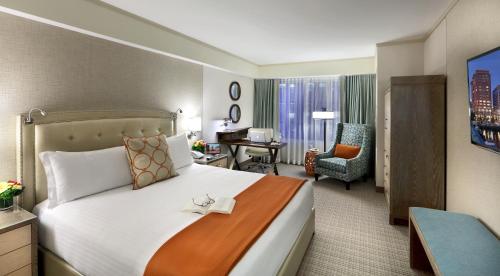 Tempat tidur dalam kamar di Seaport Hotel® Boston