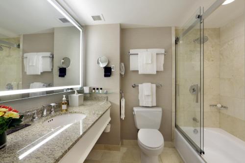 Koupelna v ubytování Seaport Hotel® Boston