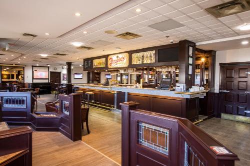 Lounge atau bar di Tower Inn & Suites