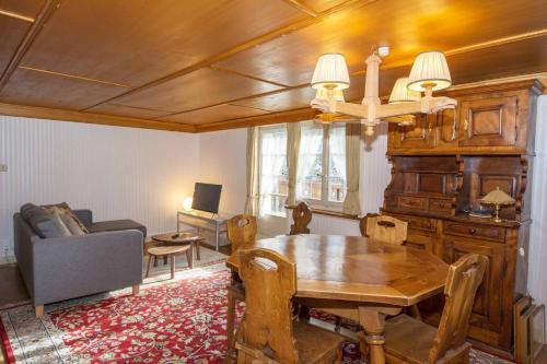 - un salon avec une table en bois et une salle à manger dans l'établissement Chalet Pavillon, à Adelboden