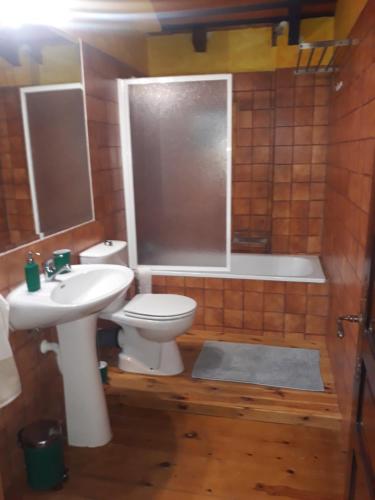 的住宿－La Ribera de Gredos，浴室配有白色卫生间和盥洗盆。