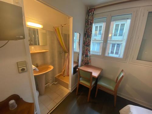 Koupelna v ubytování Hôtel les Remparts