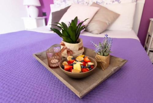 - une corbeille de fruits sur un plateau sur un lit dans l'établissement B&B La Corte della Nonna, à Samarate