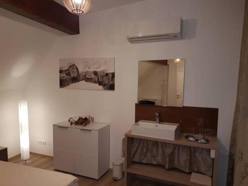 łazienka z umywalką i lustrem w obiekcie PENTHOUSE Griemann 1 mit Infrarotkabine und eigener Dachterrasse für max 4 Personen w mieście Illmitz