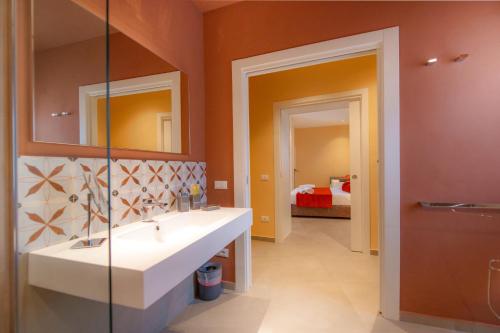 ein Bad mit einem Waschbecken und einem Spiegel in der Unterkunft Casa Angelina in Marsala
