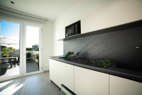 a kitchen with a black and white counter top at Casa Angelina in Marsala