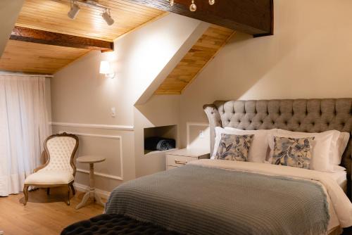 A bed or beds in a room at Castelo Boutique Hotel