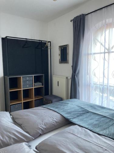 1 dormitorio con 1 cama, vestidor y ventana en Apartment Weingartenblick - Glanzerhof, en Gamlitz
