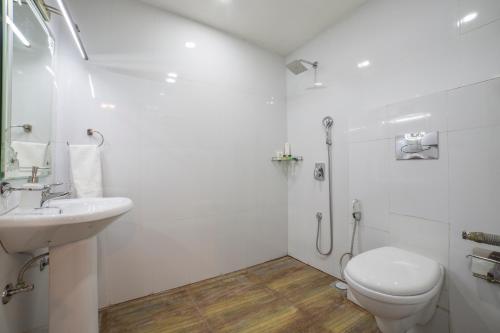 uma casa de banho branca com um WC e um lavatório em OPERA INN em Srinagar