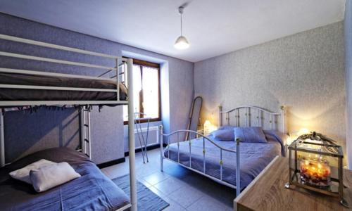 1 Schlafzimmer mit 2 Etagenbetten und einem Fenster in der Unterkunft La Garçonnière in Treigny