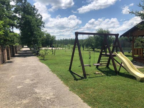 Zona de juegos infantil en Salaš Gnijezdo