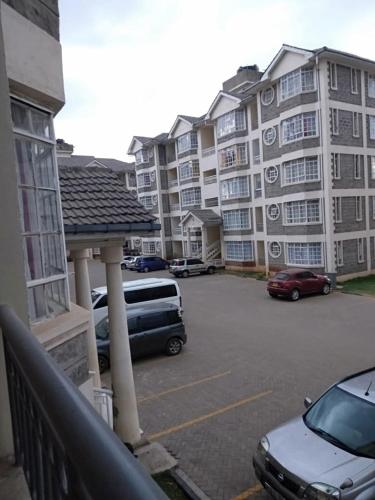 een parkeerplaats voor een groot appartementencomplex bij Ree homestay and safaris -JKIA in Nairobi