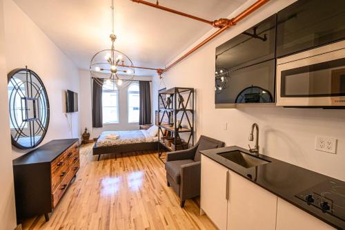 Habitación con cocina y sala de estar. en 750 Saint-Joseph, en Quebec