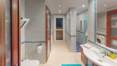a bathroom with a sink and a toilet and a shower at Casa Tres Vistas Luxury apartment with stunning views to the ocean in Puerto de Santiago