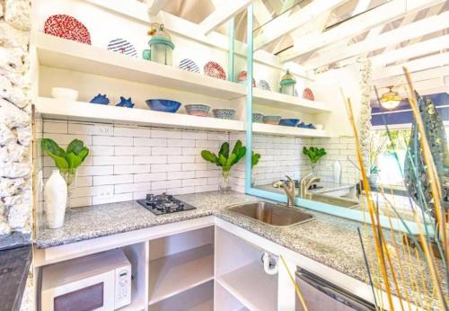 Pool Cottage at Viking Hill - Love Beach في ناسو: مطبخ مع حوض وميكروويف