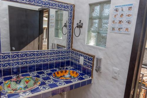 bagno con grande specchio e lavandino di Hostal Maria Tepozteca a Tepoztlán