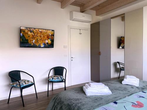 a room with two chairs and a painting on the wall at B&B La Villetta in Bellante