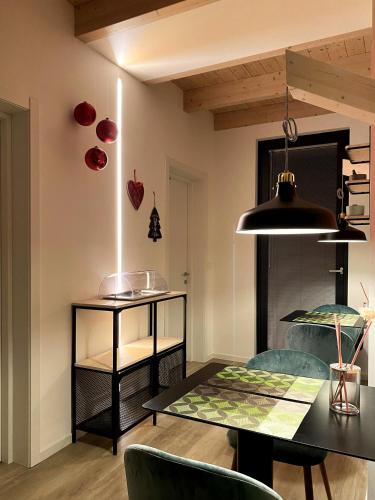 a dining room with a table and chairs at B&B La Villetta in Bellante
